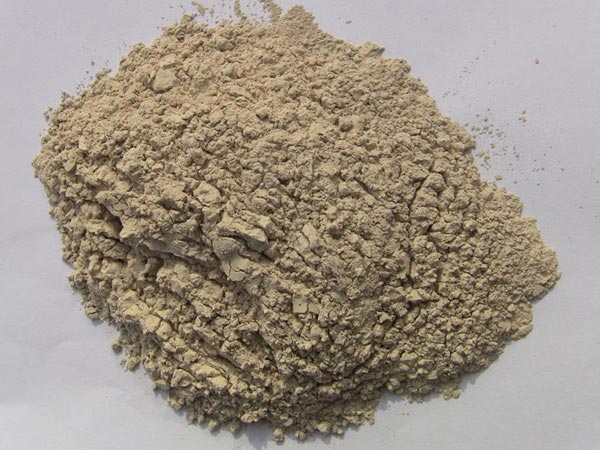 礬土性質(zhì) 礬土主要成分是氧化鋁，為煉鋁和耐火材料的主要原料。白色或灰白色，因含鐵而呈褐黃或淺紅色。密度3.45g/cm3，硬度1～3，不透明，質(zhì)脆。極難熔化，不溶于水，能溶于硫酸、氫氧化鈉溶液。 地區(qū)分布 中國鋁土礦資源比較豐富，在全國18個省、自治區(qū)、直轄市已查明鋁土礦產(chǎn)地205處，其中大型產(chǎn)地72處（不包括臺灣），主要分布在山西、山東、河北、河南、貴州、四川、廣西、遼寧、湖南等地。 投資前景 1.可用于煉鋁工業(yè)。用于國防、航空、汽車、電器、化工、日常生活用品等。 2.可用于精密鑄造。礬土熟料加工成細粉做成鑄模后精鑄。用于軍工、航天、通訊、儀表、機械及醫(yī)療器械部門。 3.可用于耐火制品。高鋁礬土熟料耐火度高達1780℃，化學穩(wěn)定性強、物理性能良好。 4.硅酸鋁耐火纖維。用于鋼鐵、有色冶金、電子、石油、化工、宇航、原子能、國防等多種工業(yè)，消防人員可用耐火纖維布做成衣服。 5.制造礬土水泥、研磨材料、陶瓷工業(yè)以及化學工業(yè)可制鋁的各種化合物。 鋁礬土磨粉制備 鋁礬土粉是選用煅燒過的熟鋁礬土礦石用雷蒙磨加工制成的細粉，粒度通常為100目-325目，在耐火材料行業(yè)得到了廣泛的應用。通常加工的流程為先經(jīng)顎式破碎機進行破碎，然后篩分進入鋁礬土雷蒙磨或鋁礬土超細磨粉機中，進行鋁礬土粉制備，使其應用更加廣泛。