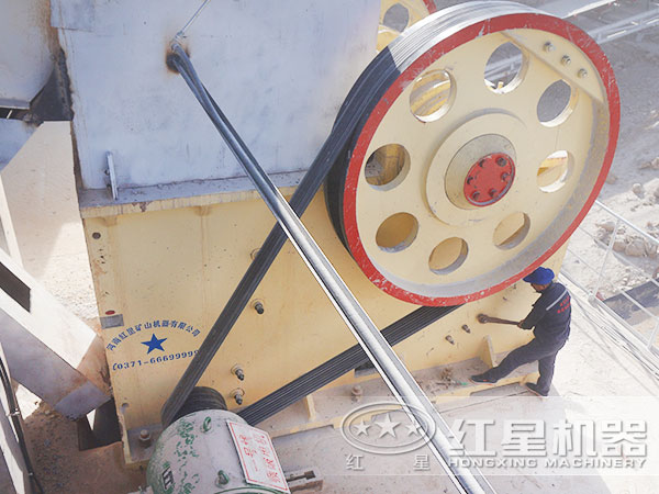 顎式破碎機現場作業(yè)