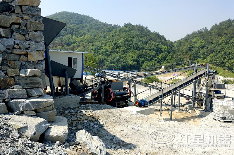 顎式細(xì)破碎機(jī)破碎現(xiàn)場，搭配制砂機(jī)使用